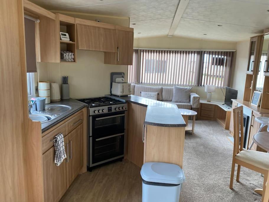 6 Berth Caravan Hire Close To Fantasy Island